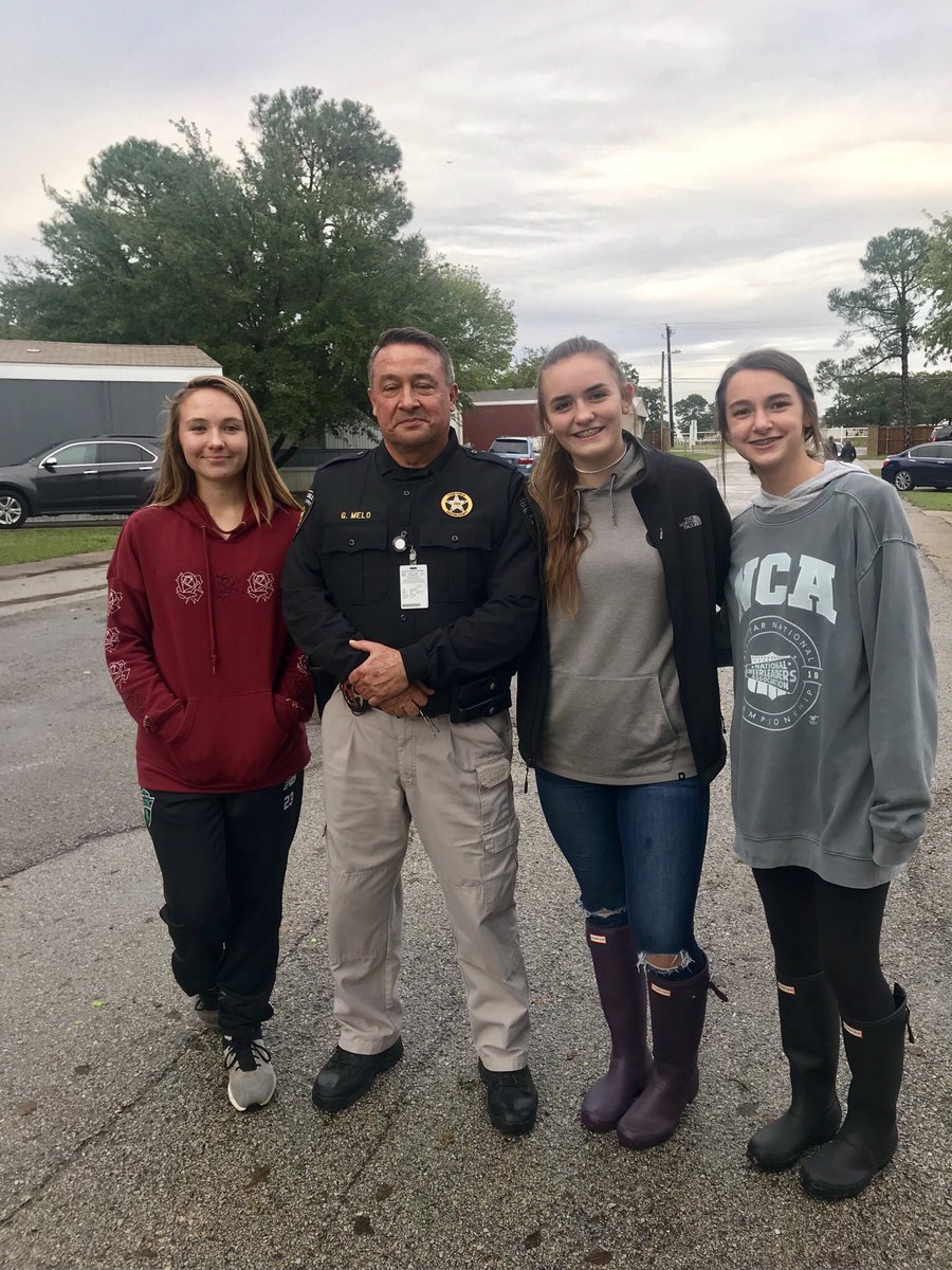 MissionMoms1's tweet photo. Thank you Chili’s in Flower Mound for the warm meals for some of our favorite families!! We rallied lots of help with volunteer kids delivering door-to-door ... the endless rain literally stopped before we got out of our cars! 🙏👆💙 Thank you to our Denton County Constables! https://t.co/LvudcJi3WI