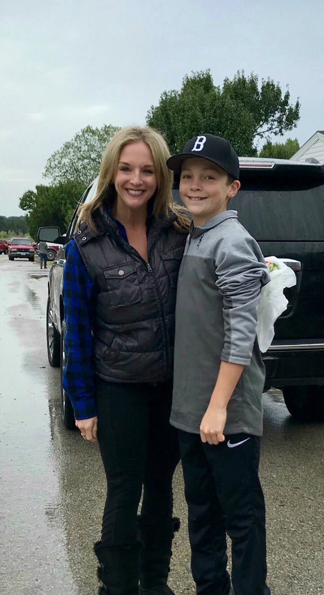 MissionMoms1's tweet photo. Thank you Chili’s in Flower Mound for the warm meals for some of our favorite families!! We rallied lots of help with volunteer kids delivering door-to-door ... the endless rain literally stopped before we got out of our cars! 🙏👆💙 Thank you to our Denton County Constables! https://t.co/LvudcJi3WI