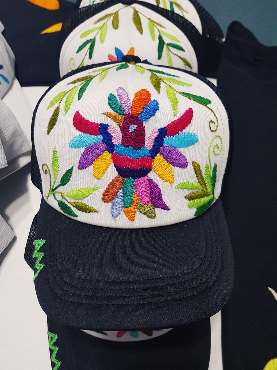 angelmelomusic's tweet photo. Ya están disponibles las gorras y la sudadera oficial, bordada a mano por artesanos Hidalguenses de San Nicolás de las flores, has tu pedido aquí !!! #Tenangos #ArteHechoaMano #GorraOficial https://t.co/vszOwvS27F