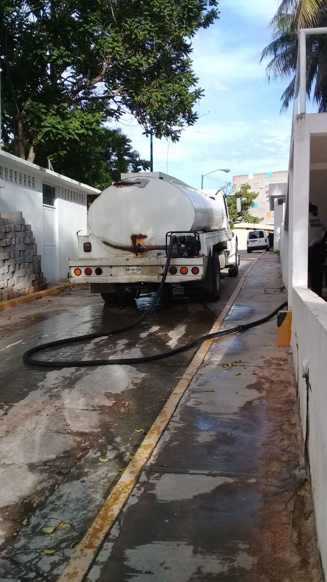 A petición de personal del Hospital del Niño “Dr. Rodolfo Nieto Padrón”, este día la dirección de Atención Ciudadana gestionó ante el Sistema de Agua y Saneamiento el servicio de pipas para abastecer de agua potable al nosocomio. 
#AguaEnergiaSustentabilidad