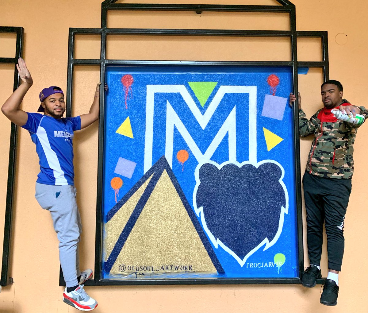 JrocJarvis's tweet photo. Back like I never left; slight setback for a major comeback. Shoutout to Oak Court Mall thrice Again for comissioning me & the broski to come do our thang🎨🙏🏾 Mural #3 With The Broski...
#ThaTakeOver #MemphisArt #AbstractMemphis #Murals https://t.co/ETHrafwZQR