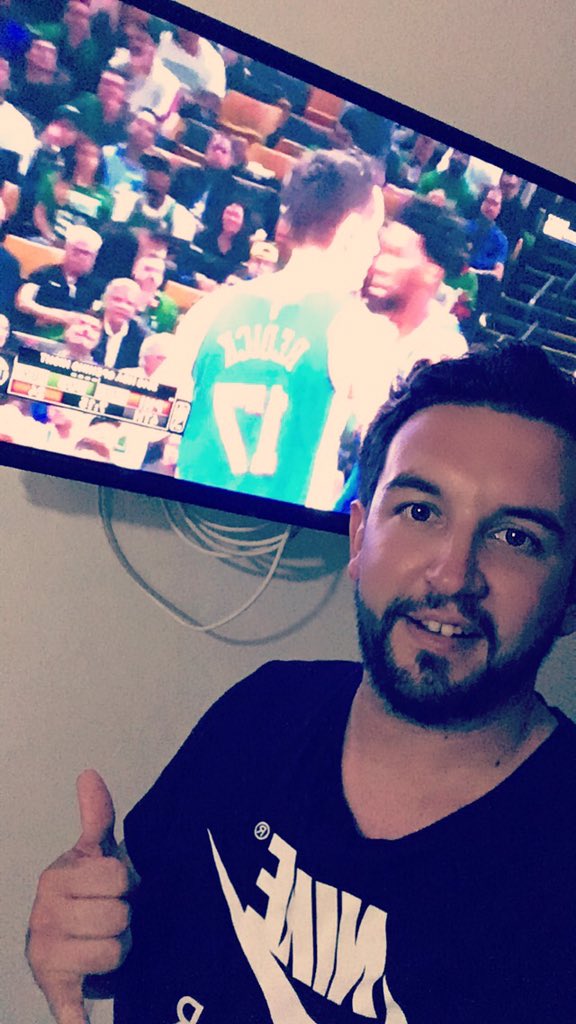 Fort_Alexandre's tweet photo. Même en Guadeloupe on rate pas les débuts de l’équipe @NBAextra et de la #NBA ! Content te vous retrouvez ! @SoFrenchProd @JMonclar @X2thaV @ERICMICOUD @beinsports_FR https://t.co/trXoEl9cIi