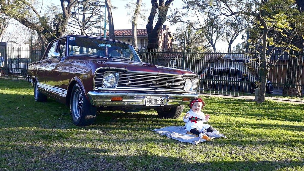 ChevroletBA's tweet photo. Martes de #ChicaChevrolet

Esta vez, una muñequita, hija de Gustavo Ascona, amigo del Club, posando con este espectacular 400RS!! https://t.co/1DNM0VZju0
