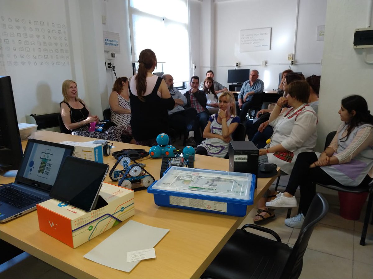 Gustavo_Carlos_'s tweet photo. Hoy arrancamos la capacitación para docentes en #roboticavl . Queremos que todos los alumnos de @VivamosVL puedan aprender a programar. Educación gratuita de calidad. #fablabvl @jorgemacri @soledadmartinez @eduvinales https://t.co/sZDAtD5xIZ