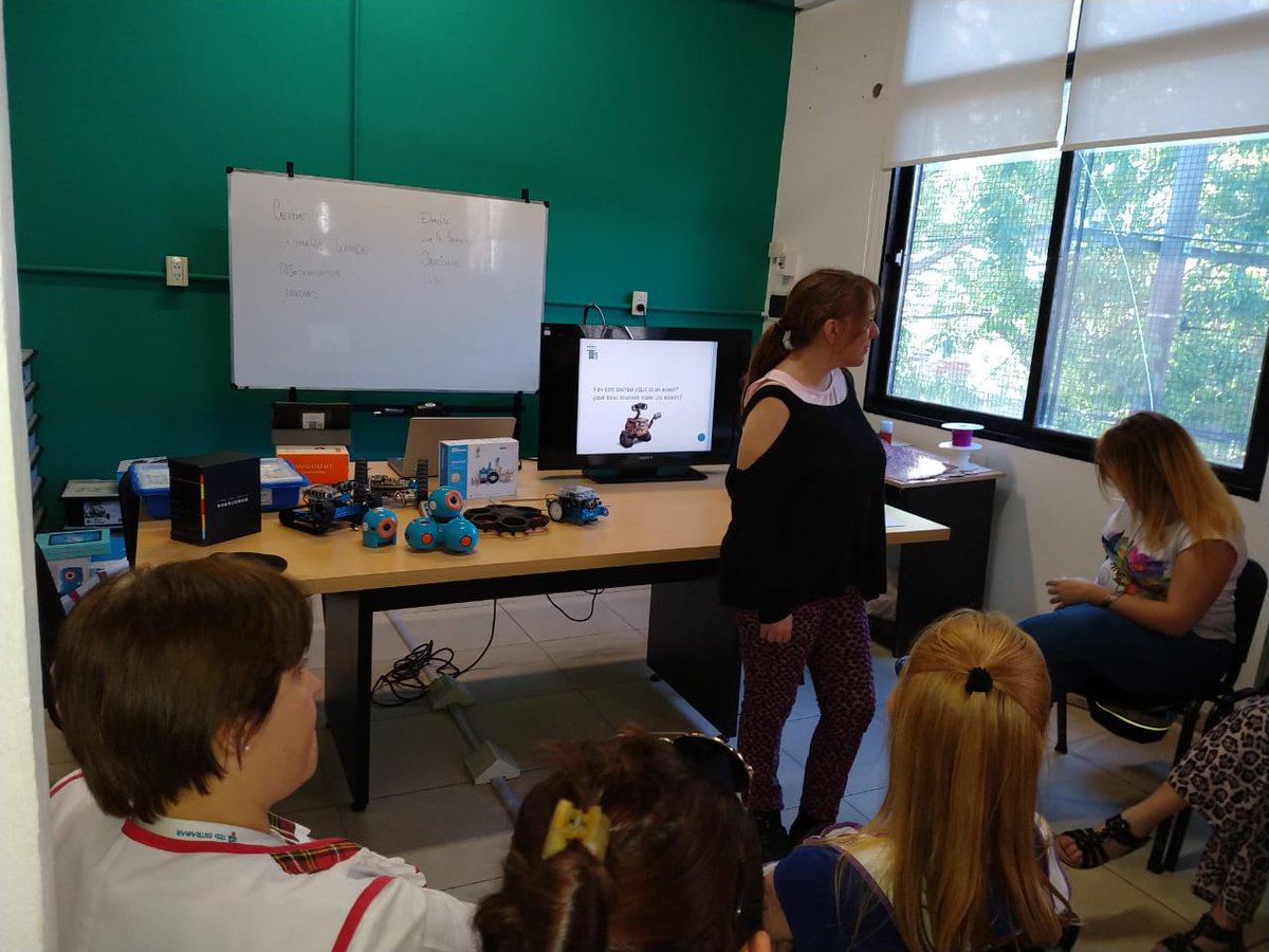 Gustavo_Carlos_'s tweet photo. Hoy arrancamos la capacitación para docentes en #roboticavl . Queremos que todos los alumnos de @VivamosVL puedan aprender a programar. Educación gratuita de calidad. #fablabvl @jorgemacri @soledadmartinez @eduvinales https://t.co/sZDAtD5xIZ