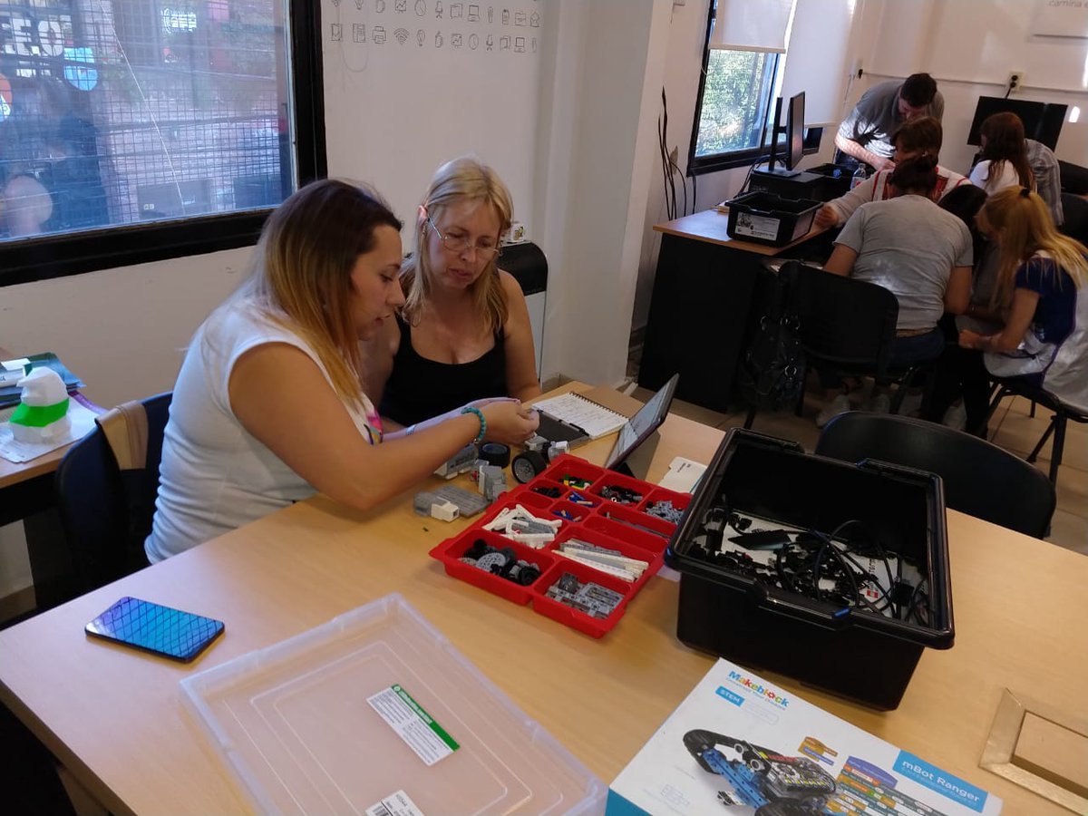 Gustavo_Carlos_'s tweet photo. Hoy arrancamos la capacitación para docentes en #roboticavl . Queremos que todos los alumnos de @VivamosVL puedan aprender a programar. Educación gratuita de calidad. #fablabvl @jorgemacri @soledadmartinez @eduvinales https://t.co/sZDAtD5xIZ