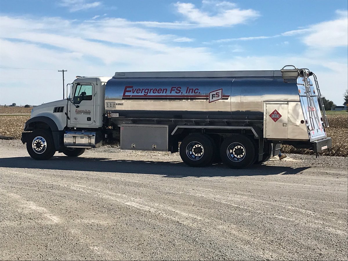 Hoffman_Rob_W's tweet photo. Take a look at this nice truck, our newest addition to help ⁦@evergreenfsinc⁩ service ⁦McLean and Livingston counties. https://t.co/FvnqysgKPZ