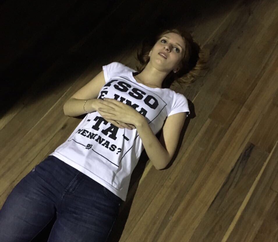 TerezaRamalhoLS's tweet photo. O Youtube caiu e eu que to no chão.... #CadeOYoutube #5DiaAoVivo https://t.co/1xdZgwmZuf