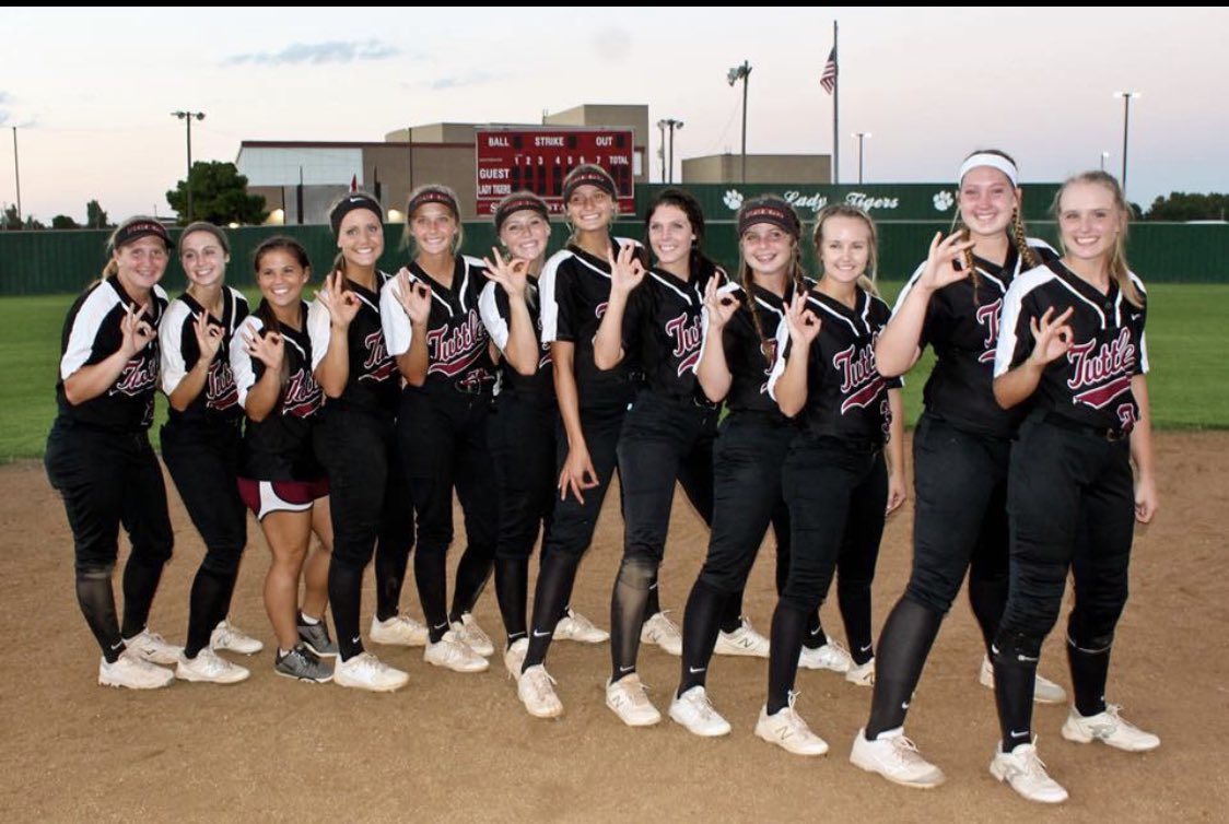 TuttleSoftball's tweet photo. Tomorrow is the last day these seniors will step on the same field together. Donโt forget to come out to Shawnee @ 11 and watch them face off against Hilldale to try and advance to the championship game. Help BLACK OUT the stands! ๐พ๐ฏ๐
#3Peat #Str3nghthInNumbers https://t.co/raZmc8Mav0