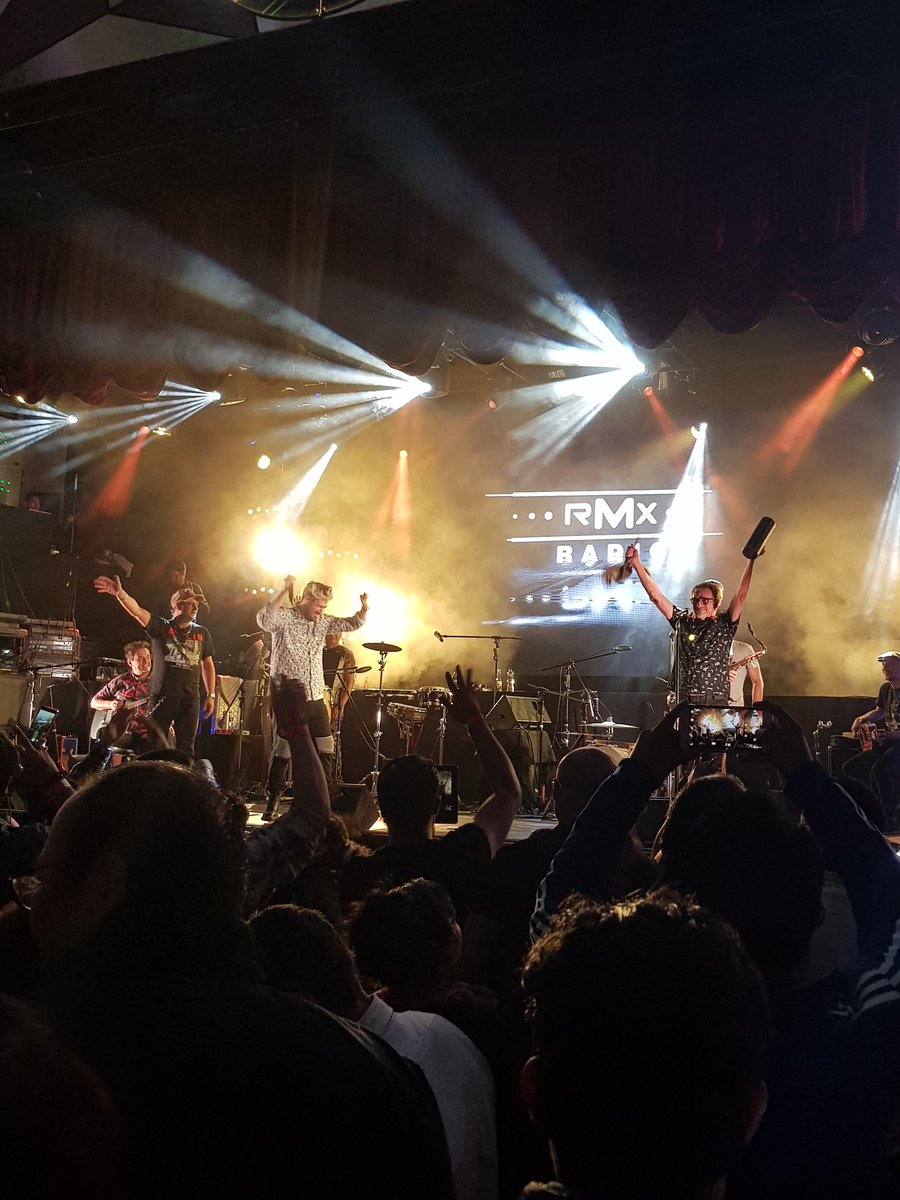 cinthia_cin's tweet photo. Gracias por tanta felicidad! @RMXradio #212Extra @AlboaMX @joleberto dijo que nos daría boletos para Love of lesbian 🤗😎 https://t.co/irdrVsW1Xr