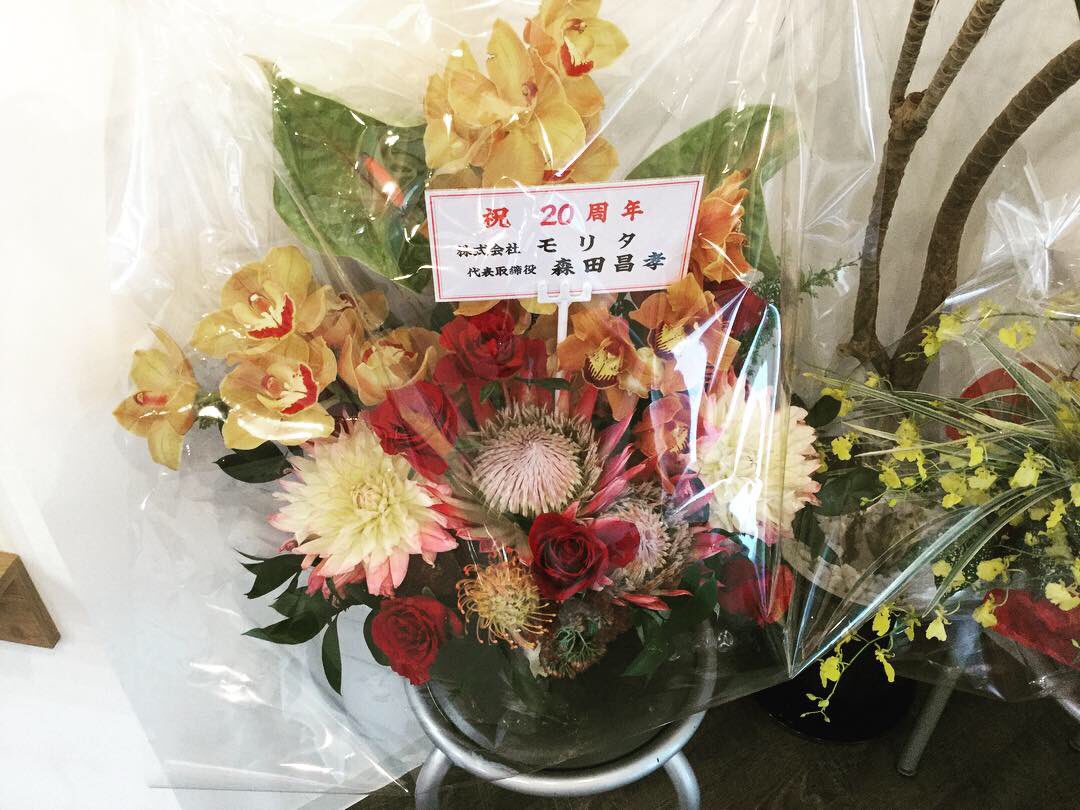 COCOLONYbyzippy's tweet photo. ZIPPY  Groupは今年で20周年を迎えました♡
お花も頂き、パーティーもしました♡
これからもどうぞZIPPY  Groupをよろしくお願います♡
パーティーの模様もそのうち載せますね♡ https://t.co/nWVYF5APSs