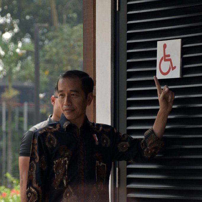 Gelora Bung Karno Senayan kini sedang dilengkapi dengan fasilitas umum bagi penyandang disabilitas. Toilet, musala, sampai jalur ke bangku penonton harus mudah mereka akses.

Saya ingin mendorong agar semua sarana publik di provinsi, kota, kabupaten ramah terhadap disabilitas.