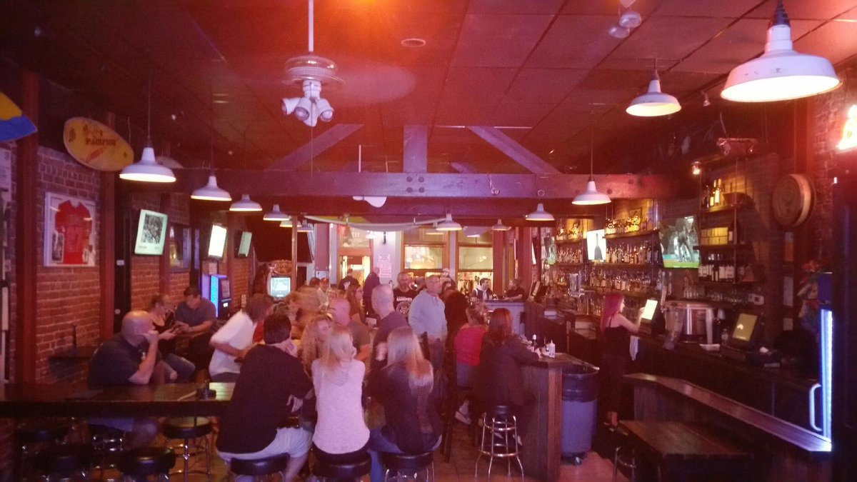 PearlClams's tweet photo. Folks are floodin’ in here at #Perqs! Gonna be good night. 🤘🎶 @paddywarbucks @Nitrouso2 @AdamClarkDrums https://t.co/kO1ZYvw7sL