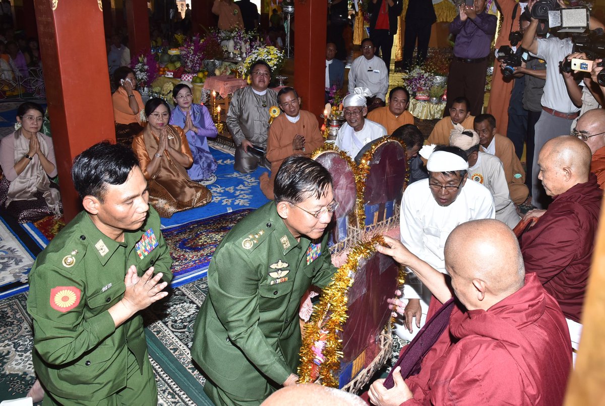 yysn2020's tweet photo. Oct16, Senior General Min Aung 
Hlaing attends ceremony to convey Buddha Images of Phaungdaw Oo Pagoda in Inlay to Ahtaditha Dhamma Wihaya Monastery in Nyaungshwe , Inlay Traditional Boat Race .
 Members of Sangha,  Senior General and party offered gold foils to Buddha images. https://t.co/tLErkl1iKp