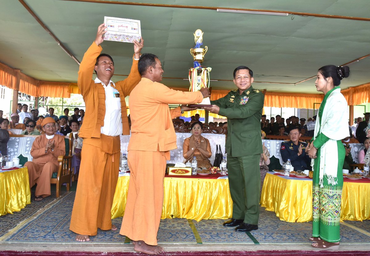 yysn2020's tweet photo. Oct16, Senior General Min Aung 
Hlaing attends ceremony to convey Buddha Images of Phaungdaw Oo Pagoda in Inlay to Ahtaditha Dhamma Wihaya Monastery in Nyaungshwe , Inlay Traditional Boat Race .
 Members of Sangha,  Senior General and party offered gold foils to Buddha images. https://t.co/tLErkl1iKp