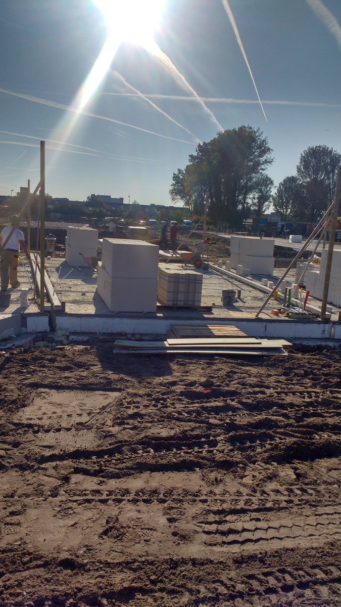 Gisteren rondleiding over de bouwplaats waar ons nieuwe huis komt te staan. Kan me nog niet helemaal inbeelden dat we hier volgend jaar in het zonnetje zitten.