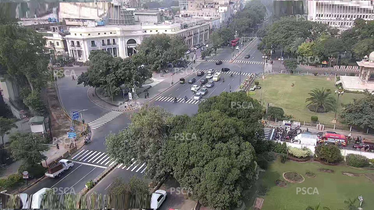 PSCAsafecities's tweet photo. #PSCA expresses gratitude to the Lahore High Court, Mayor of #Lahore &amp; Team #MCL for supporting &amp; consolidating #PSCA's Intelligent Traffic Management System and #EChallaning initiative by reinforcing Traffic strips &amp; drawings across the city for optimum efficiency.

#PPIC3 #Road https://t.co/ef749GtcPH