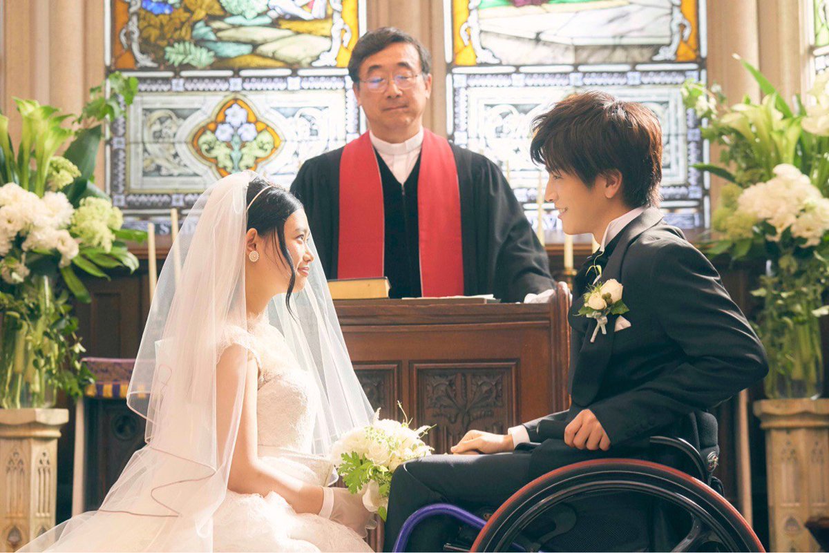 pworld_movie's tweet photo. 👫幸せそうな笑顔の瞬間…🌸

樹とつぐみの、最も幸せな瞬間が切り取られたウェディング姿の場面写真が解禁💒💕

黒のタキシードを身にまとった #岩田剛典 さん🤵、初のウエディングドレス姿を披露した #杉咲花 さん👗✨
ぜひ劇場でごらんください！😍👏

#パーフェクトワールド https://t.co/ruQRCmH8nD