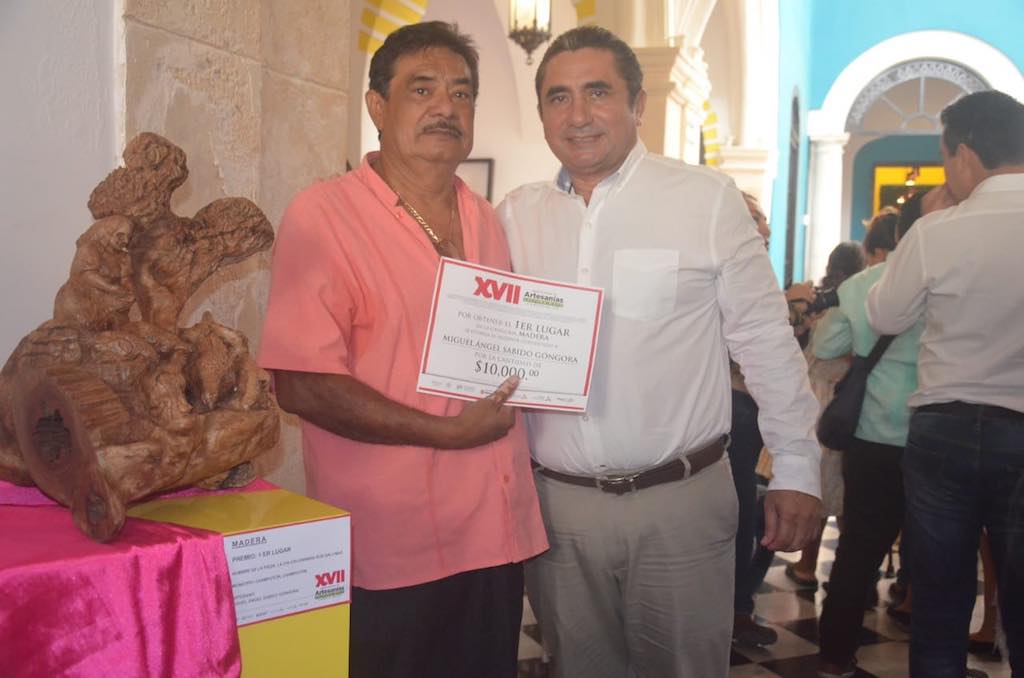 laRepublica_p's tweet photo. #MunicipioDeChampotón Una destacada participación en el XVII Premio Estatal de Artesanías “Cultura Maya del Estado de Campeche 2018” organizado por el INEFAAC, tuvieron los artesanos de #Champotón y en la cual se reconoció el arte de estos artífices. https://t.co/RBxQuJpMOX https://t.co/Ni2sx1lowm