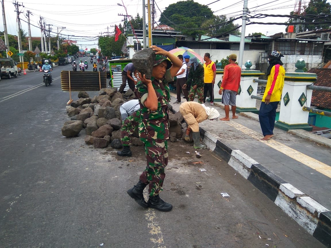 Semangat Anggota Kiodim 0734/Yogyakarta bersama personil dari Polsek dan masyarakat dalam kegiatan TMMD Sengkuyung ke-103 Ta. 2018 <a href="/pendamdiponego1/">pendam diponegoro</a> <a href="/RRIPrograma3/">RRI Programa 3</a> <a href="/Puspen_TNI/">Pusat Penerangan TNI</a>