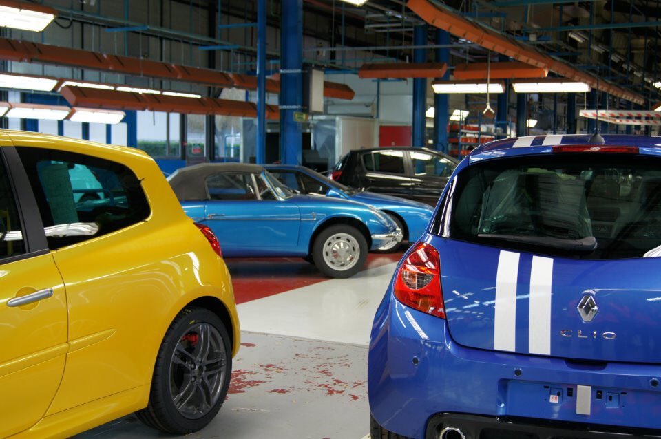 heragu2002's tweet photo. #RenaultFactory 🏭💨🔥🚙🚕🚗🏎🚌 https://t.co/djpmGo44rw