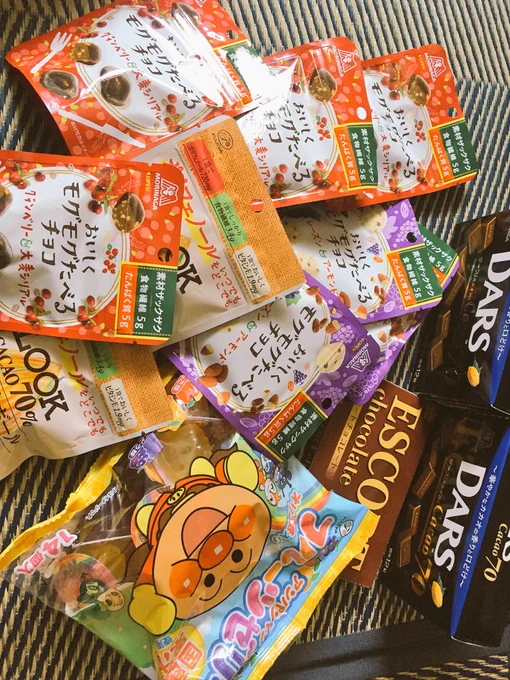 あとアメ横のチョコレートの叩き売りテレビで見て気になってたから行ったんだけど自分の好きなチョコめっちゃ入ってて嬉しい〜!らきー 