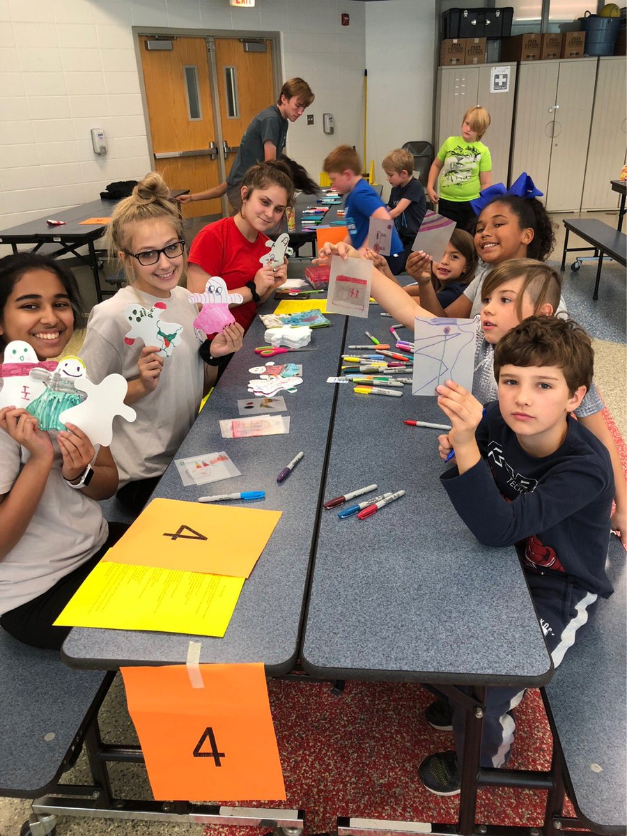 ONEagleService's tweet photo. Great job today Eagles! The kids at Northview Elementary had a great time learning to love and serve their community! #MyOlatheSchools https://t.co/3iXhyLC51R