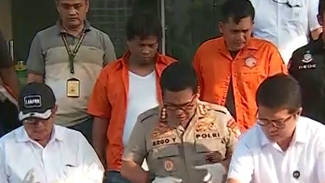 KompasTV's tweet photo. [VIDEO] Polisi Tetapkan 2 Tersangka Peluru "Nyasar" Gedung DPR https://t.co/ZzI4ZAy1Kg https://t.co/QyBHJdYFZs