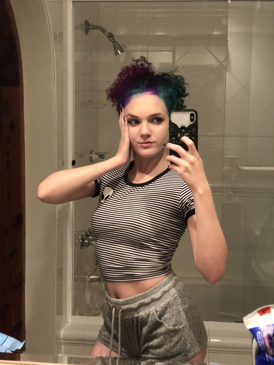 skyaking_'s tweet photo. My hair has racing stripes vroom vroom https://t.co/SogIFK1Ku9