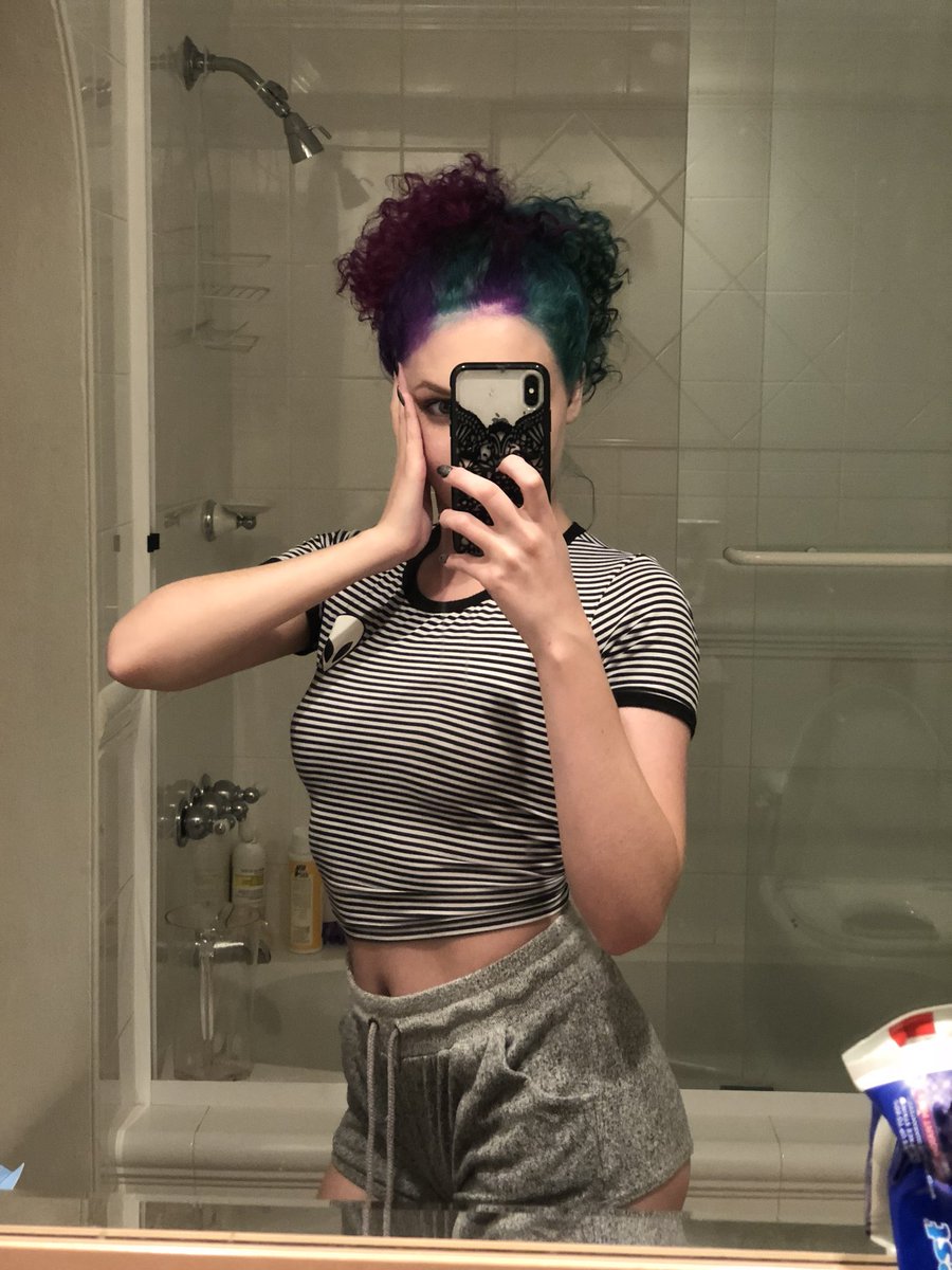 skyaking_'s tweet photo. My hair has racing stripes vroom vroom https://t.co/SogIFK1Ku9