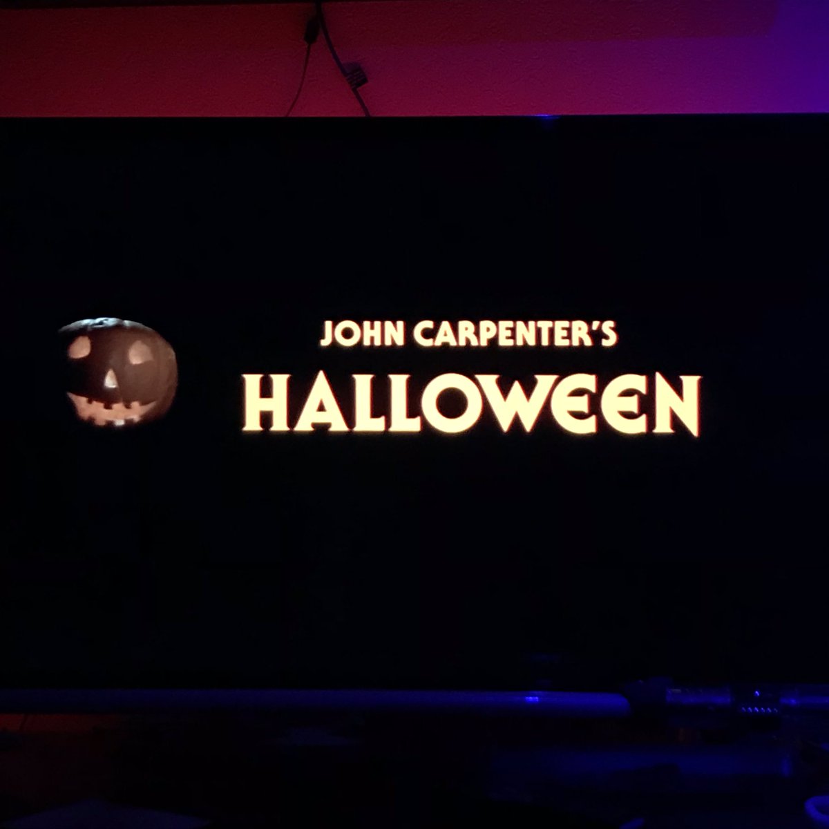 vhsandchillokc's tweet photo. All right, it’s 11:00pm on a Tuesday night. I’ve got a $5 bottle of red wine from Target and I’m gonna watch the original 1978 ‘Halloween’ flick all the way through for the first time. Let’s DO this!
📼
📼
📼
#halloween #halloween1978 #halloweenmovie #targetwine #redwine https://t.co/aG3OZ7ItGq