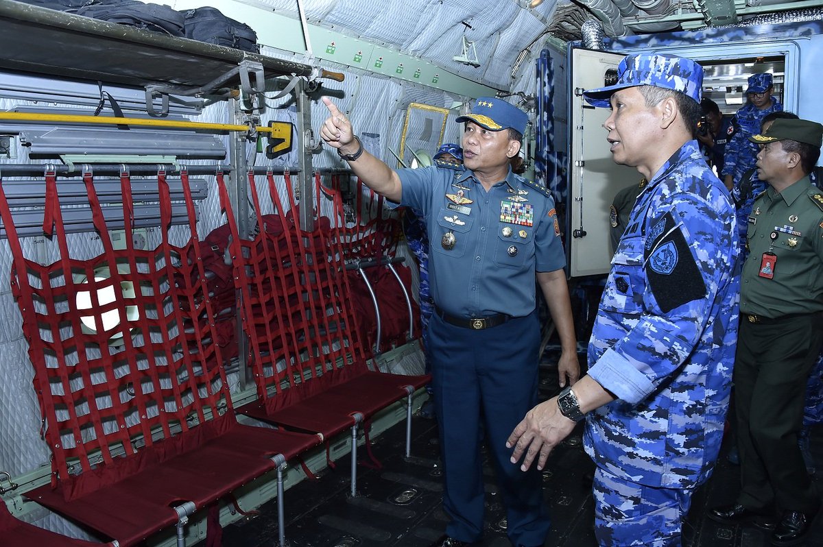 Puspen_TNI's tweet photo. Kasum TNI Tinjau Kontainer Medik Udara di Lanud Halim PK.....💪😎💂 #TniPeduli #KontainerMedikUdara #HalimPk https://t.co/sLpNQkc8xC