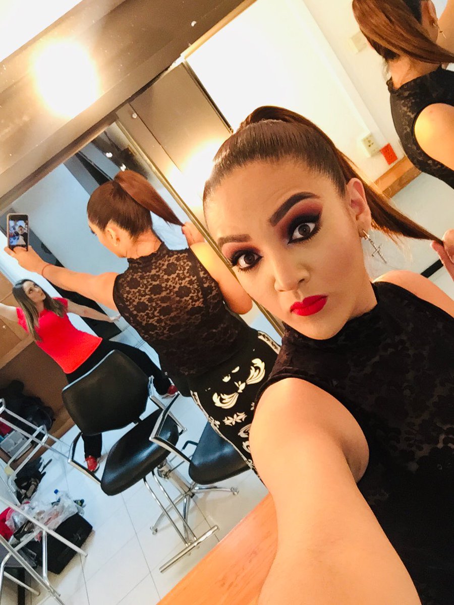claudia_llort's tweet photo. Hoy toco sesión de fotos en maquilla 🤷🏽‍♀️😬😬😬😬 https://t.co/InK2S6qs49