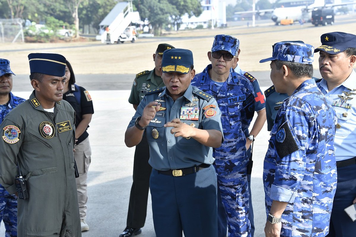 Puspen_TNI's tweet photo. Kasum TNI Tinjau Kontainer Medik Udara di Lanud Halim PK.....💪😎💂 #TniPeduli #KontainerMedikUdara #HalimPk https://t.co/sLpNQkc8xC