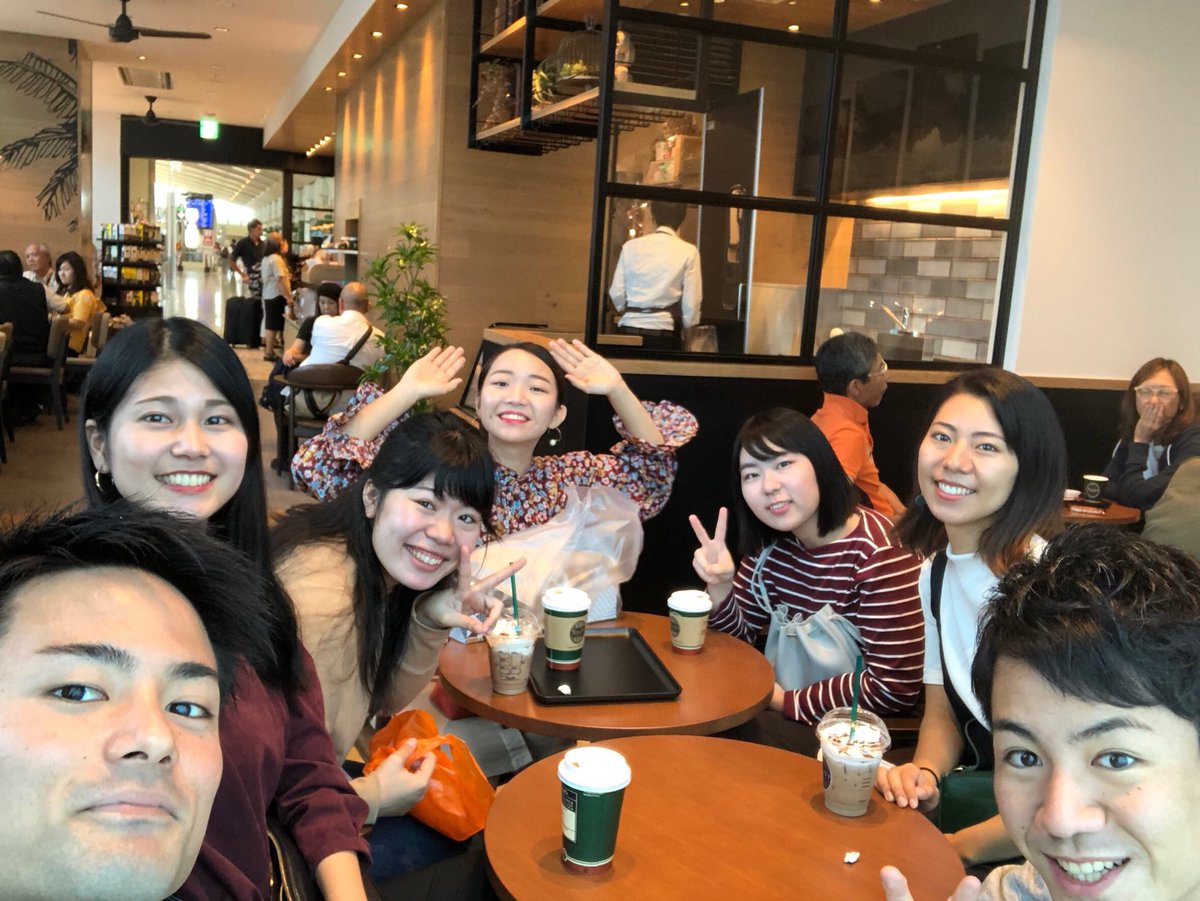 タリーズコーヒー沖縄では5店舗目！
那覇空港店がオープンしたのでおじゃましてきました〜✈️

店内から飛行機の発着も見えるし、JALの発券カウンター横だから見送りの人も入りやすくて🙆

旅行とか見送りの際は是非！☕️