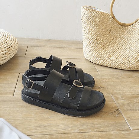 nonawils's tweet photo. swimsuit / sunglasses / shoes https://t.co/n0nshyDscO
