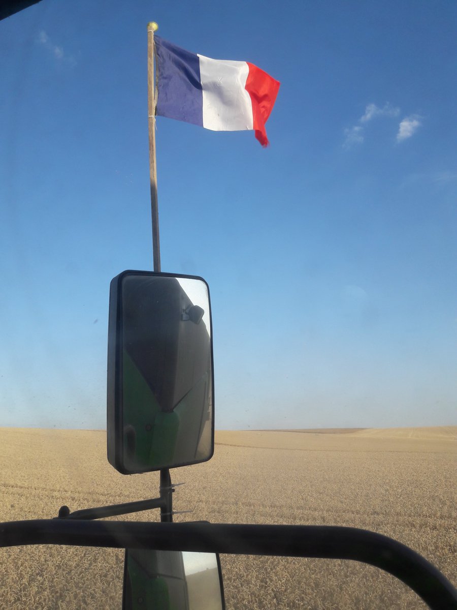 GuyotVincent02's tweet photo. @Europe1 Les Bleus ont encore gagné hier soir, mais ont-ils ramené, chers @AxeldeTarle @jmaphatie @nbouzou ... chers journalistes économistes, les dizaines de points de croissance (tant promis) à notre pays VS #ToutcequelAgriculturenousapporte #moisson2018 ??? Merci de votre réponse ... https://t.co/tOze3clh1H