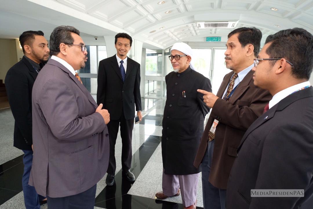 abdulhadiawang's tweet photo. Tiba di Parlimen. Terus berkhidmat untuk rakyat. https://t.co/RfVlcegUr5