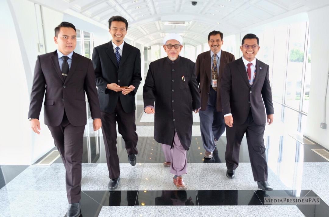 abdulhadiawang's tweet photo. Tiba di Parlimen. Terus berkhidmat untuk rakyat. https://t.co/RfVlcegUr5