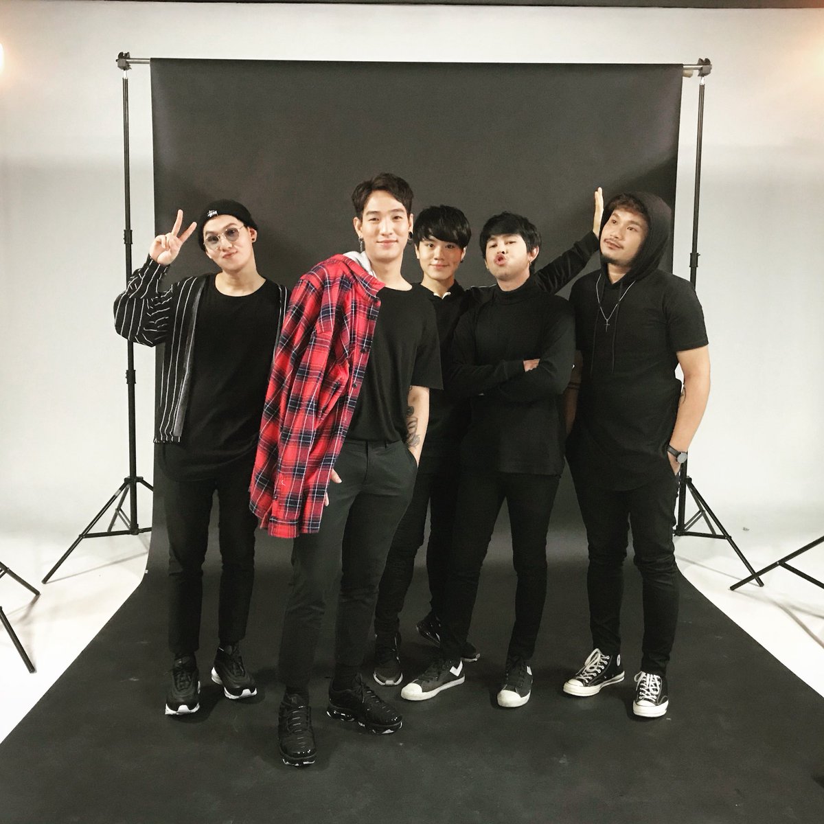 inmeesub's tweet photo. " ถ้าความรักมันแย่ก็แค่ไม่ต้องรักใครอีก รักตัวเองก็พอ #เข็ดต่อไม่รอละเด้อออ " 

    ,, วันนี้เวลา 2 ทุ่มตรงมารอฟังเพลง #เข็ดกับการเสียใจ พร้อม MV ไปด้วยกันนะครับ ,, #เข็ดกับการเสียใจ #genelab #samranruen #samranruenfans ♥️ https://t.co/QTi6zan1Jg https://t.co/ID2MpaHkqs