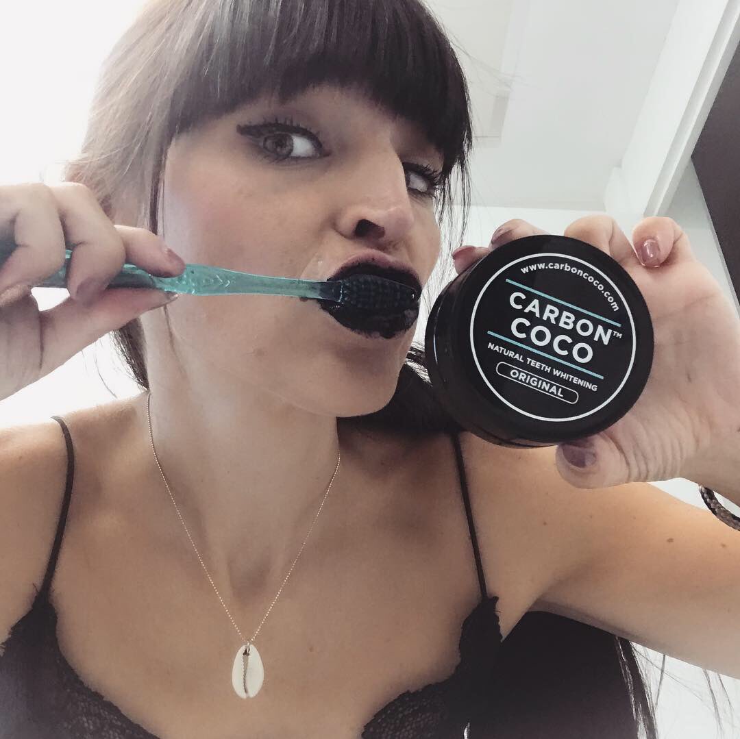 Stardivarius_'s tweet photo. Ya llevo una semanita probando este blanqueamiento dental de @carboncocoau y me estΓ‘ dando unos resultados fantΓ‘sticosπ ΒΏQuerΓ©is que os cuente con detalle? πVΓdeo+blog .
#carboncoco #teethwhitening #teethwhiteningkit #brightsmile #whiteteeth #locoforcarboncoco #stardivariusblog https://t.co/lXQJg7pczD