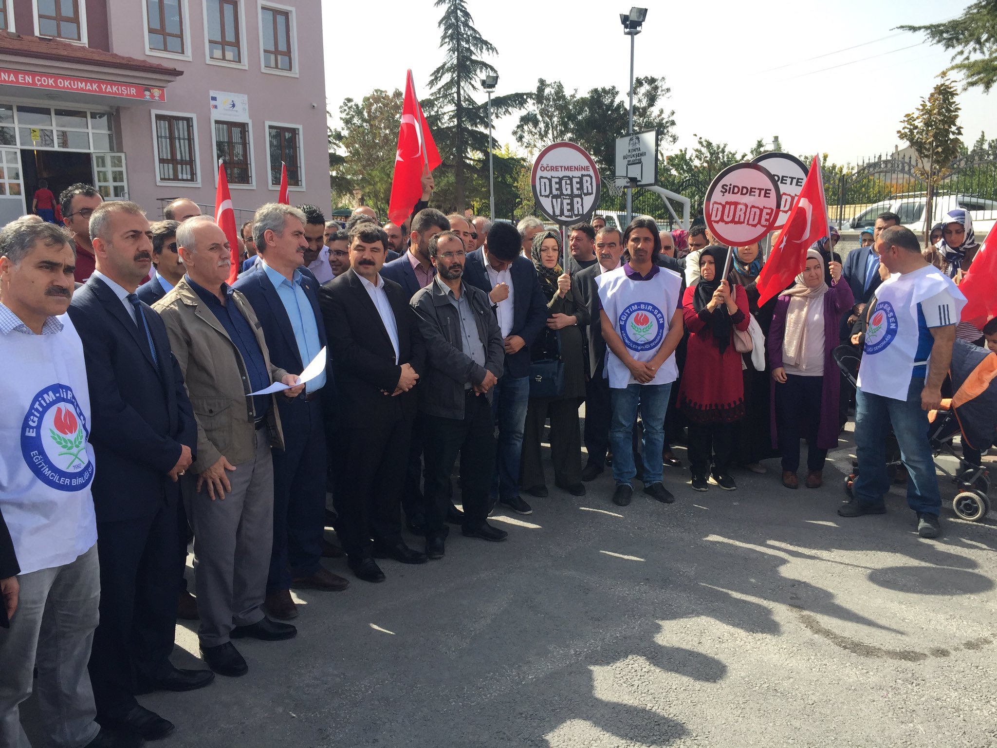 ziya dagli on twitter konya meram 15 temmuz milli birlik ilkokulu nda yasanan baski siddet ve tehdit olaylarina karsi birlik ve beraberlik cagrisi yapiyor ve diyoruz ki ogretmene siddete hayir ogretmene verilen deger