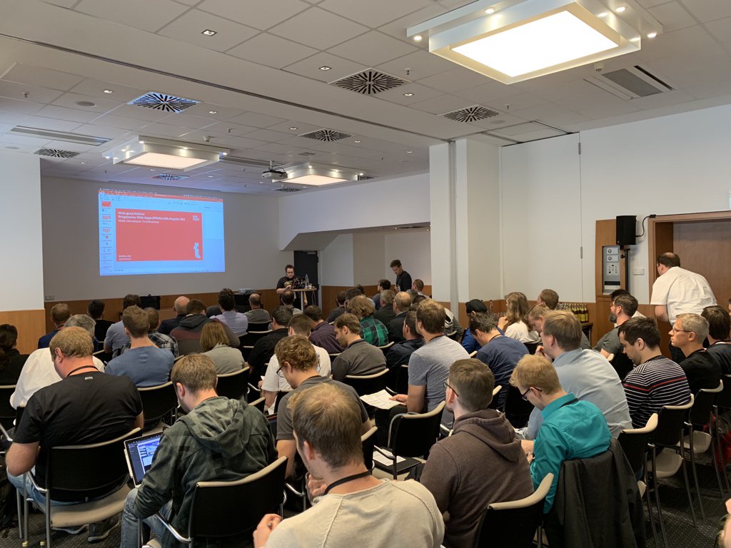 christianliebel's tweet image. Volles Haus beim Talk #PWA mit #angularCLI mit @steffenjahr #WebDC18 #YearOfPWA #modernweb