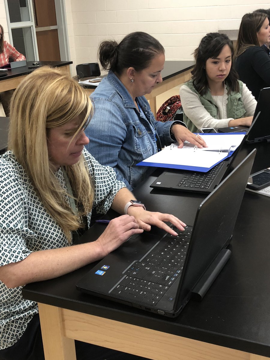 chels_hartness's tweet photo. Collaboration at its finest @whitesidell6 @JudyJolly6 #hickoryschools https://t.co/M59J9j1Bwj