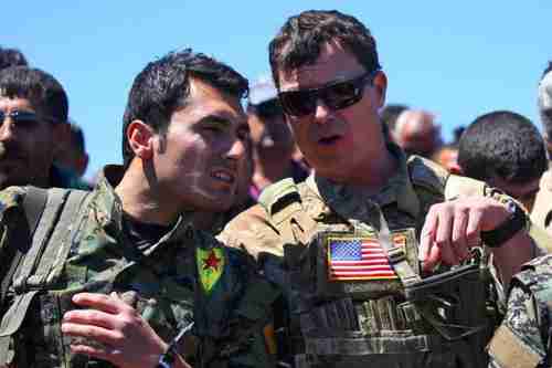 Hace hoy un año, la coalición USA/SDF (kurdos y rebeldes) anunciaron la "liberación" de la ciudad siria de #Raqqa. Un año después, sus escombros siguen estando en manos extranjeras y el olor a muerte inunda el lugar.
Esto es lo que escribí para <a href="/QCamaradas/">QueridxsCamaradas</a> queridxscamaradas.wordpress.com/2017/11/16/raq…
