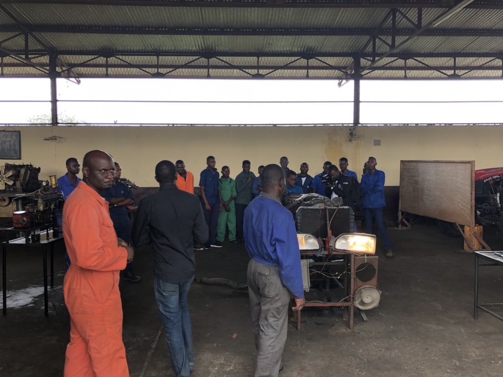 GTCCongo's tweet photo. @GTCCongo invité par #FAO dans le cadre de #JMA2018 au Lycée Agricole de Brazzaville pour un échange avec les lycéens.
#FaimZéro #ChezMoiAuCongo https://t.co/hAnahkPMSR