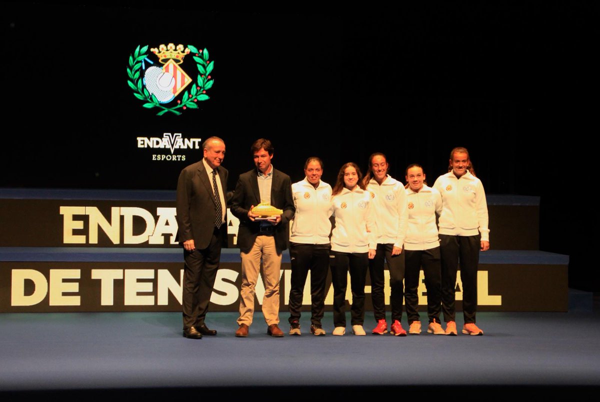 CTenisVilareal's tweet photo. #EndavantEsports :Ayer nuestro club estuvo representado en la gala por Ricardo Agulleiro (presidente), Ainhoa Zamora (entrenadora) y el equipo infantil femenino (subcampeonas de España); agradecemos al @VillarrealCF  su colaboración con nuestro club de tenis. #JuntsSomMésForts https://t.co/hISBWyEhBr