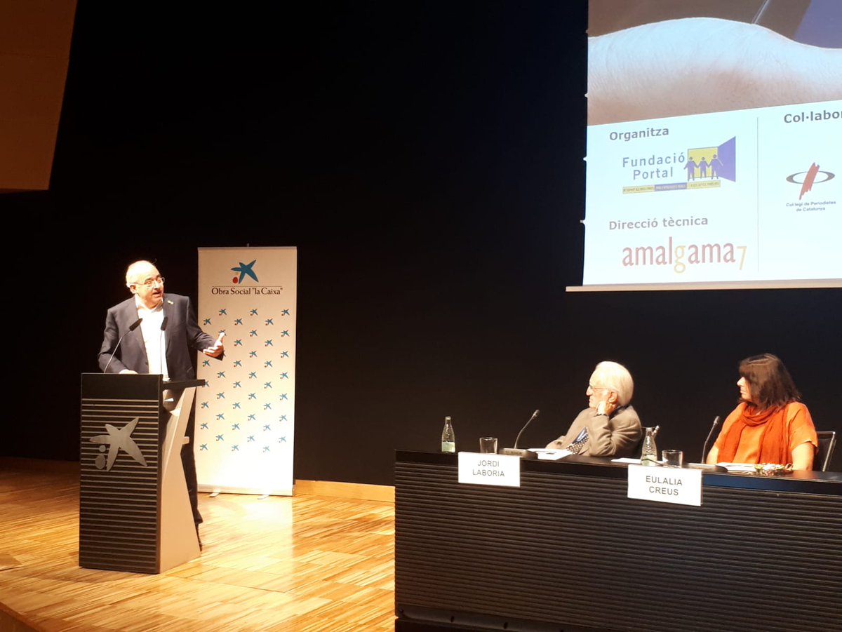 educaciocat's tweet photo. @JosepBargallo @marett @Amalgama7 .@JosepBargallo: "Perquè la implantació de les noves tecnologies a l'escola? Perquè hi són. La tecnologia mòbil existeix. L'escola el que ha de fer és ensenyar a utilitzar les tecnologies mòbils." https://t.co/k5Q3IgD65p