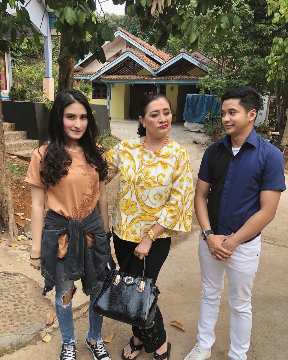 Gambar 1 : Faktanyaa.🙏🏼☺️
.
Gambar 2 : adegan di JWB.
.
Jangan lupa nonton yaa #JodohWasiatBapak setiap hari jam 20.30 wib hany di Antv.
<a href="/antv_official/">Official ANTV</a> <a href="/otis__hahijary/">Otis Hahijary</a> @tobaliputraproduction @ferry_fernandez83 @topmandiri @mamsyulstm