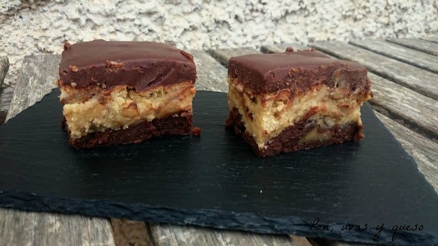 Alisupi's tweet photo. ¿Por qué conformarte con un solo chocolate?

#felizmiércoles #brownie #chocolate #repostería #panuvasyqueso https://t.co/wLuSrQMfpS https://t.co/D3phuW4ZCE